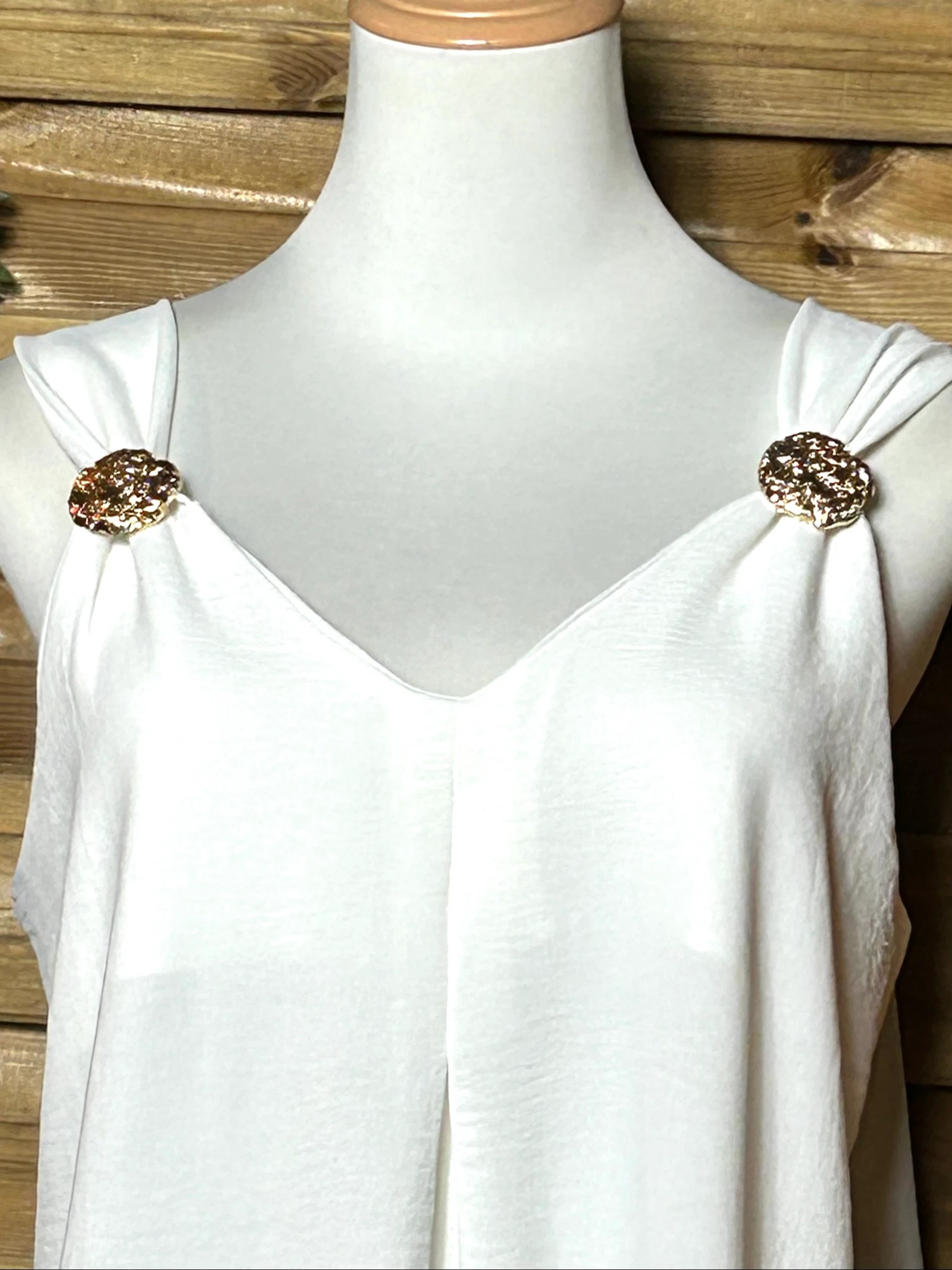 Vestido branco com broches de joias – photo 2